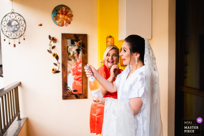 Igreja nossa senhora do Outeiro - Rio de Janeiro - RJ wedding photographer: When the cork decides to appear in the photo.