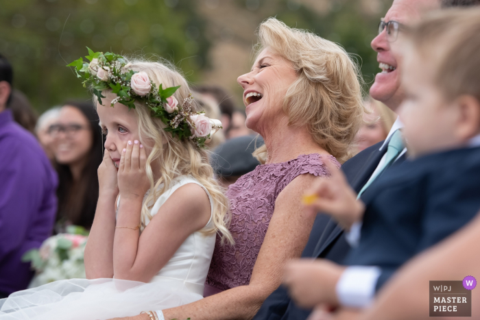 Livermore, CA, fotografía de la ceremonia de boda. Una niña de las flores se sentía miserable en esta boda.