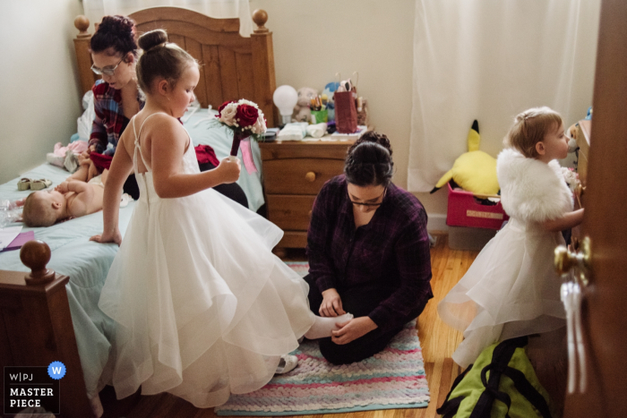 Philadelphia, PA Getting Ready-foto's van de kleine meisjes vóór de ceremonie