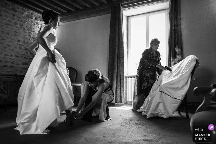 Photographie de mariage Bourgogne France à l'hôtel - Image de la mariée lors de la dernière préparation