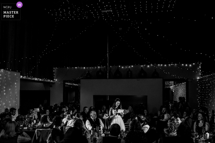 A foto do casamento de Houchins, Colchester, Reino Unido contém: Uma noiva dando um discurso