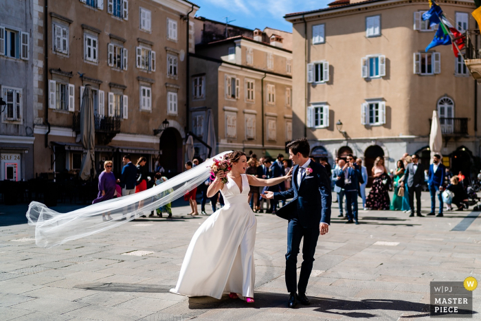 的里雅斯特的弗留利-威尼斯·朱利亚（Friuli-Venezia Giulia）婚礼摄影师| 新娘和新郎在典礼结束后行走的时刻。