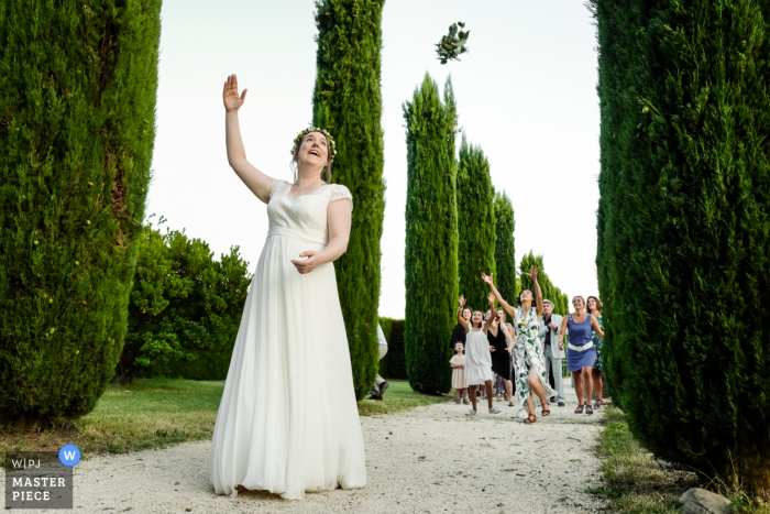 Valence, Francia La foto de la boda contiene: Lanzar el ramo en Provenza