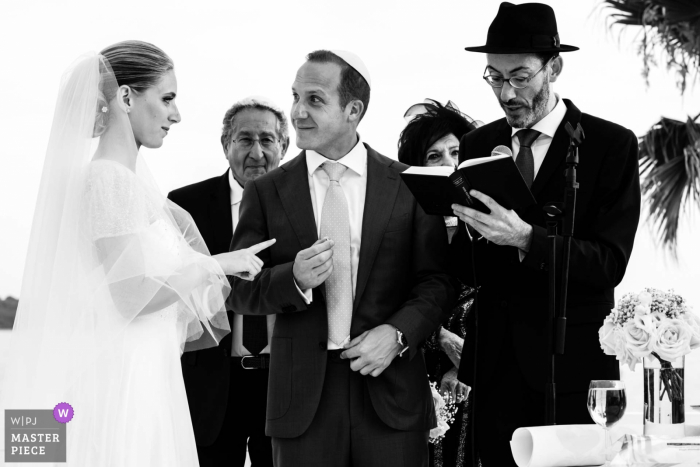 Foto de la ceremonia de boda de Nouvelle-Aquitaine: humor ... complicidad de los recién casados