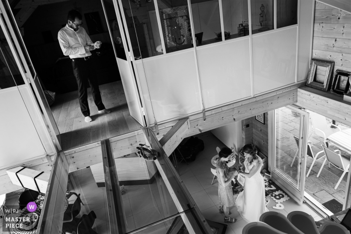 Fotografia na casa dos noivos - imagem de casamento da noiva e do noivo se preparando