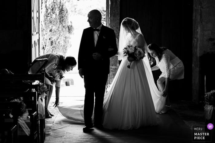 photo de mariage de l'église de luzarche - Mariée entrant dans l'église avec son père