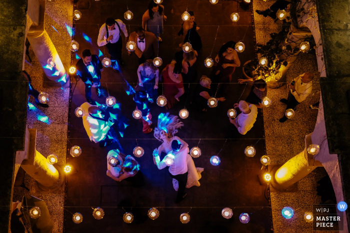 The bride and groom on the dance floor Hotel Antonieta, Oaxaca wedding photographer: The bride and groom on the dance floor