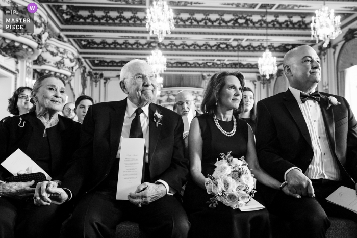 Fotografía del evento de boda Fairmont de San Francisco durante la ceremonia de la familia tomados de la mano