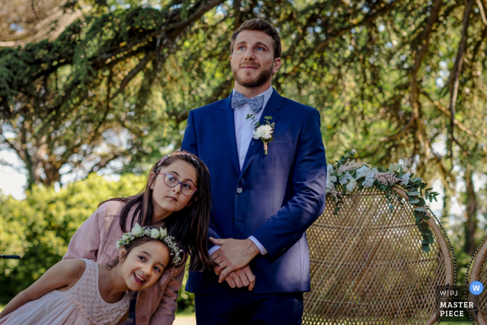 La fotografía de la boda de Chateau de Tauzies, Francia contiene: El novio y las niñas que esperan a la novia