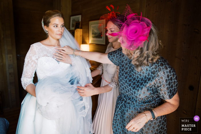 Photo by: <a href="https://www.wpja.com/contests/2019-v19/best-wedding-photographers/2569576">Sylvain Bouzat - Lyon </a> Chamonix wedding photographer - Image contains: Getting ready with mom and sister