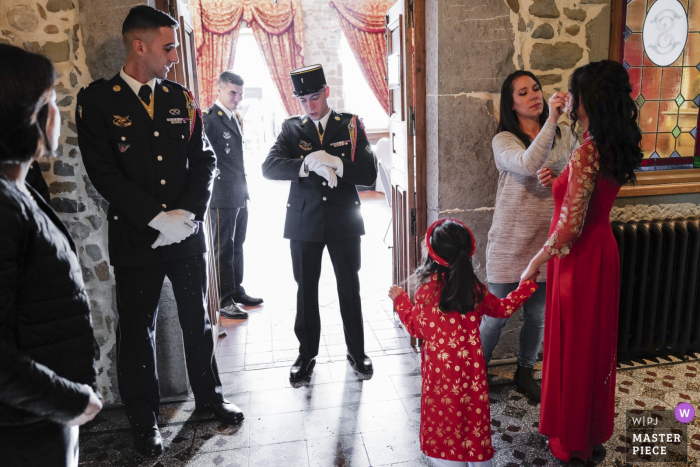 Photographie de cérémonie de mariage Auvergne-Rhône-Alpes: le futur mari, soldat, et très ponctuel, vérifiez l'heure pour ne pas être en retard pour la cérémonie