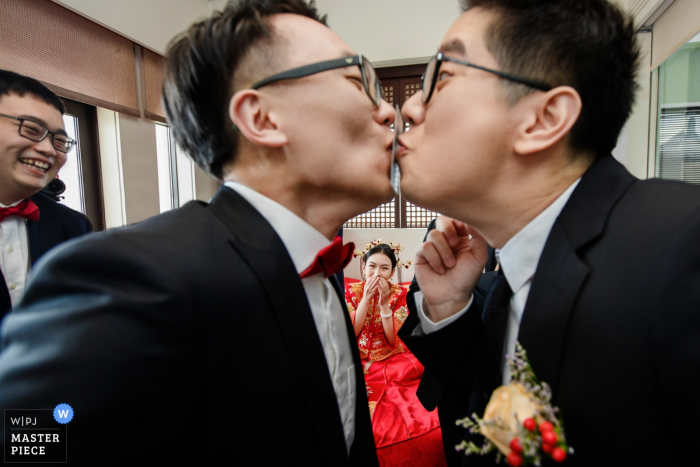 Fotos de boda en Ningbo, China: jugar el juego durante la sesión de cierre de la puerta