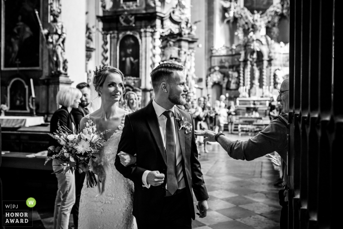 Prager Hochzeitsfotografie in der Kirche: Alter Freund, der vorbeischaute, um die Zeremonie zu sehen