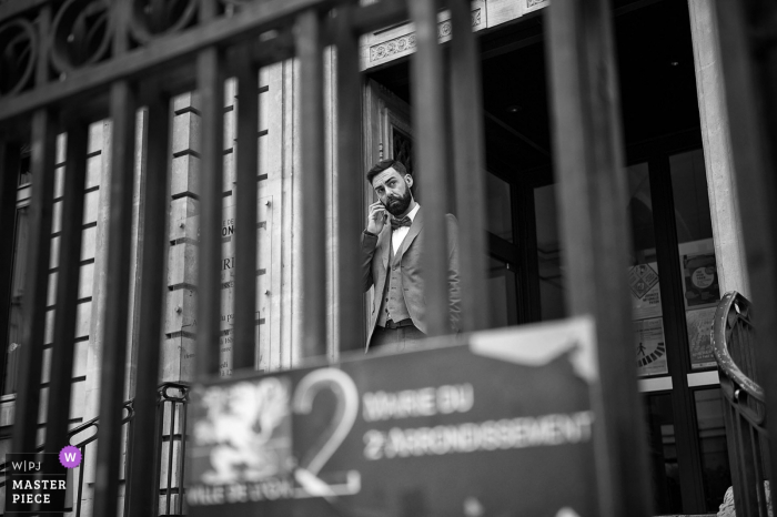 Lyon Wedding Photographer "Siamo a pochi minuti dall'ingresso del municipio ma ancora niente Mouna la sposa. Fabien lo sposo inizia a preoccuparsi seriamente soprattutto quando nessuno risponde al telefono."