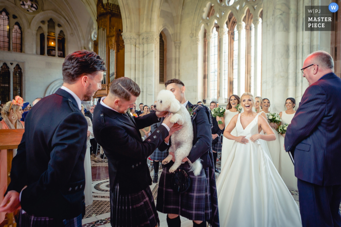 Foto de la ceremonia de boda de Escocia del mejor hombre y el novio buscando los anillos.