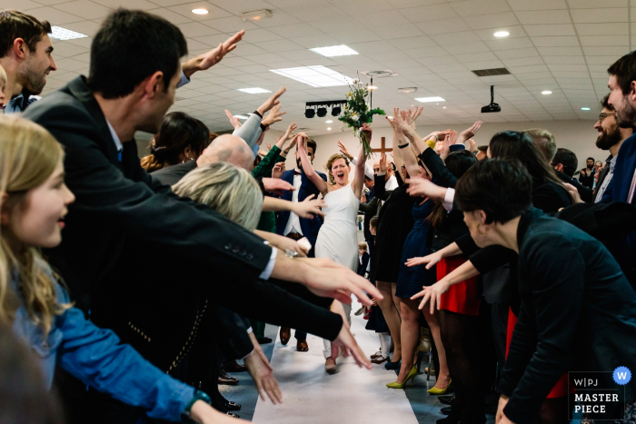 Cérémonie, Toulouse en France - Image de la mariée quittant la cérémonie dans le bonheur