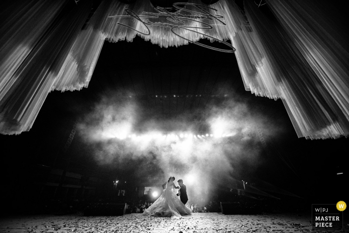 Immagine di cerimonia di nozze della Tailandia Bangkok della sposa e dello sposo sotto nebbia e luci