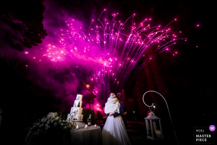 Recepção de casamento Villa Martinello Mapello de fogos de artifício coloridos durante o corte do bolo.