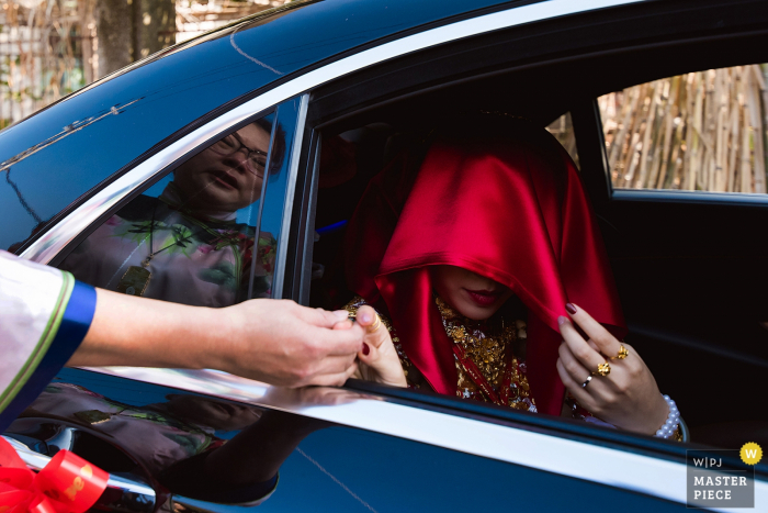 Photo by: <a href="https://www.wpja.com/contests/2019-v19/best-wedding-photographers/2570982">Kai Xiao - Sanming </a> Fujian home family love - Actual day wedding photography of the bride in the car.