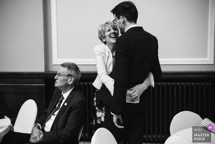 Fotografia de reportagem de casamento na Escócia: Leith Theatre - noivo com sua mãe