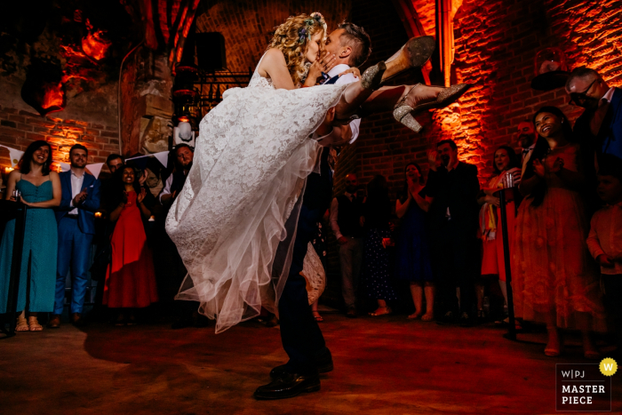 Kasteel Duurstede, Wijk bij Duurstede, fotógrafo de los Países Bajos: Una elevación adecuada en este primer baile de los novios durante su fiesta de bodas.