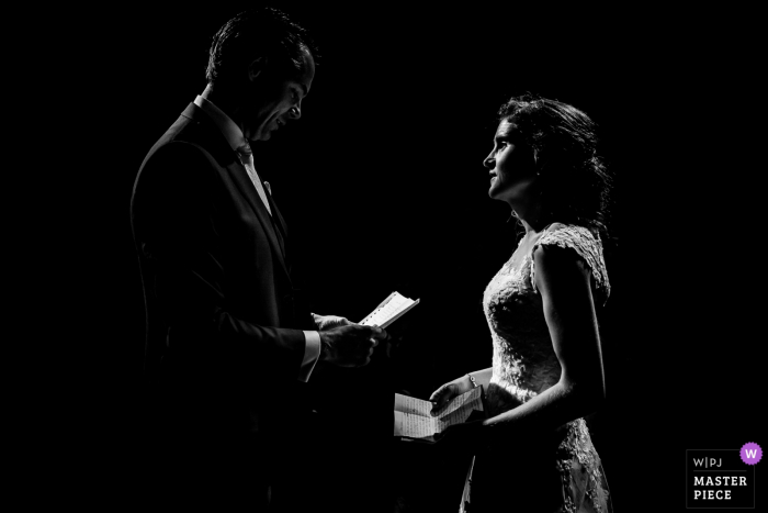 Domtoren, Utrecht, photographe de mariage néerlandais: lorsque vous n'avez que des bougies pendant les vœux, pas besoin d'esquiver ou de brûler. Post-production minimale sur ce beau moment.