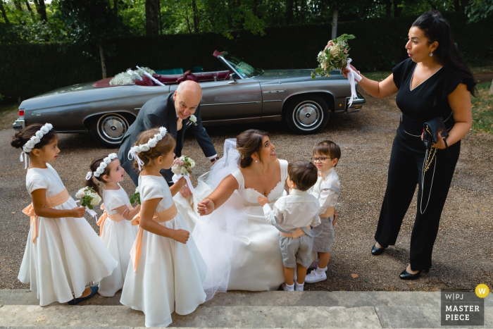 L'image de mariage de l'église de Paris contient: La mariée arrivant à l'église et découvrant des enfants d'honneur