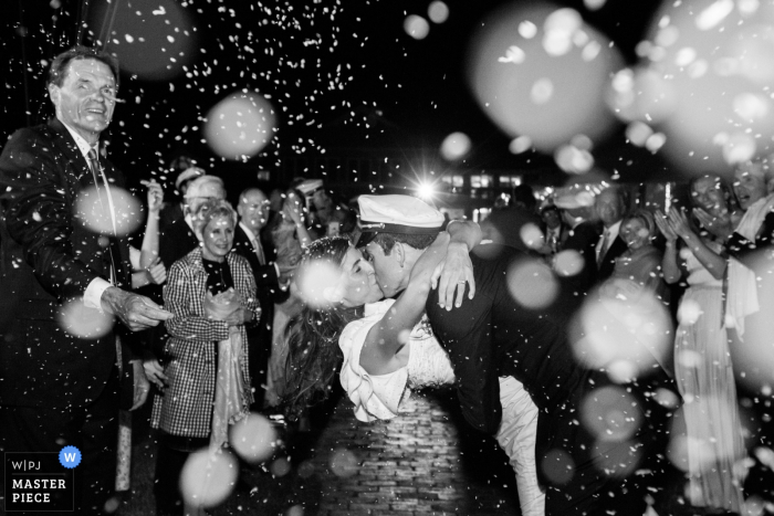 Nantucket Yacht Club, Hochzeitsempfangsfoto – Braut und Bräutigam verlassen die Zeremonie im Rahmen einer Ecofetti-Feier.