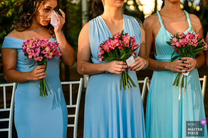 Floriada eventos em Holambra - Trouwfoto van bruidsmeisje huilt tijdens ceremonie buitenshuis.