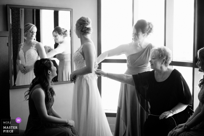 Brookstreet Hotel / Aquatopia - Fotos de la boda de la novia Preparándose