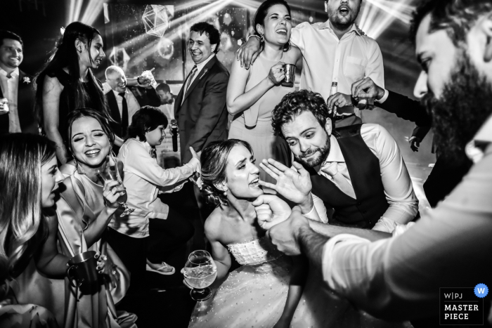 Photo by: <a href="https://www.wpja.com/contests/2019-v19/best-wedding-photographers/2571695">Vinicius Fadul - Campinas São Paulo</a> Madero Eventos - Americana photography - everybody singing at the wedding
