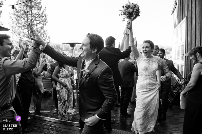 Photo de mariage à Truckee, Californie: la mariée et le marié après la cérémonie