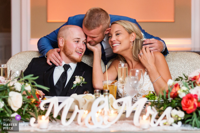 Foto de casamento da noiva e do noivo com o convidado em sua mesa em Bear Brook Valley, New Jersey