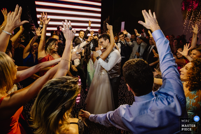 Bruid en bruidegom die onder de gasten bij hun huwelijk van Mahala Eventos dansen.