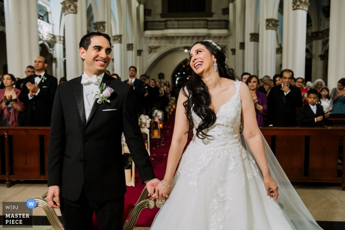 Fotografo di matrimoni per Panama - Foto della cerimonia, un sorriso naturale ed emotivo della sposa durante la cerimonia