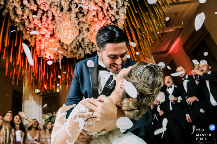 Panama wedding photographer: Party at the reception	with the bride and groom first dance