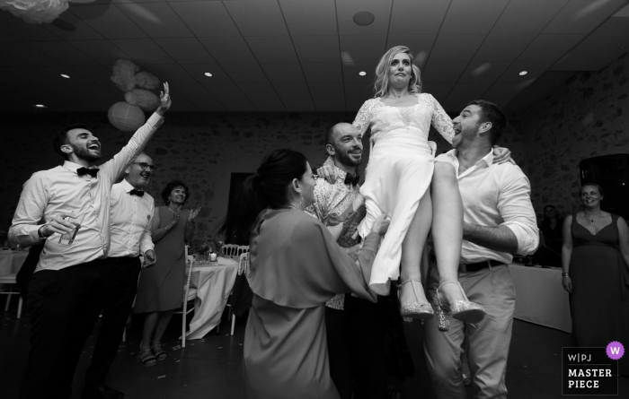 Fotografia de casamento na Flórida durante a festa à noite no castelo - A noiva não fica tranquila