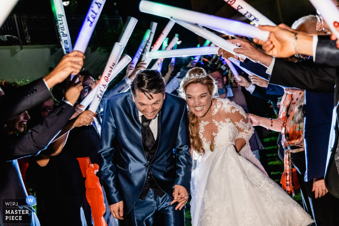 Spagna Coppia arriva alla reception | Fotografia di matrimonio degli sposi molto felici.