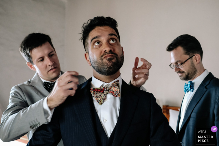 Fotógrafo de bodas de Quinta Real Oaxaca: el novio termina los toques finales con los padrinos de boda