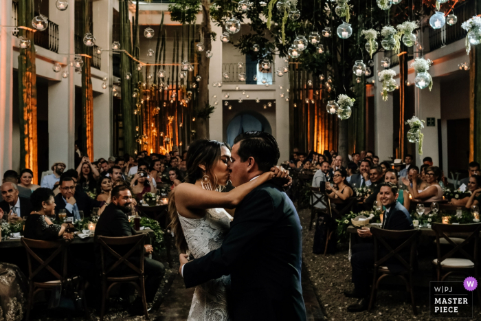 Foto do local do casamento no Hotel Azul, em Oaxaca, México, com o primeiro baile dos noivos