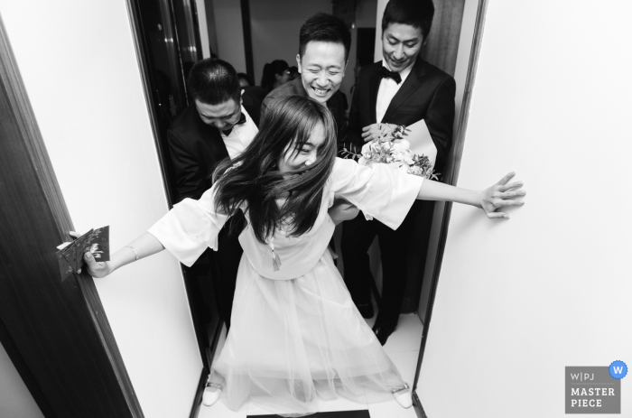 Fotografia de casa na china no dia do casamento | pare o noivo na porta