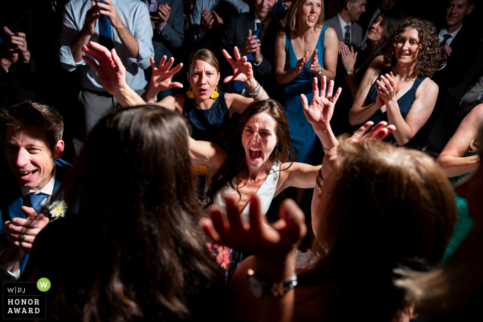 The St. Vrain (Longmont, CO) - Trouwfoto van de bruid die met bruiloftsgasten danst.