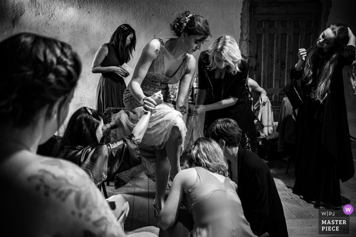 Prieuré de Taluyers fotografia di matrimonio della sposa che si prepara per la cerimonia.