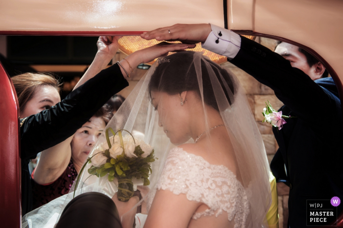bride in the Limousine to get married Taiwan Ceremony Photography | Before the Limousine to get marry.