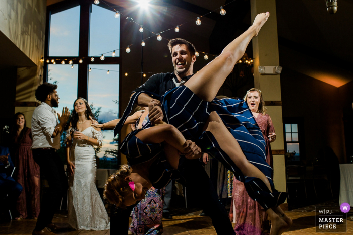 Imagem de casamento no Colorado dos convidados na pista de dança, fazendo alguns movimentos divertidos de dança