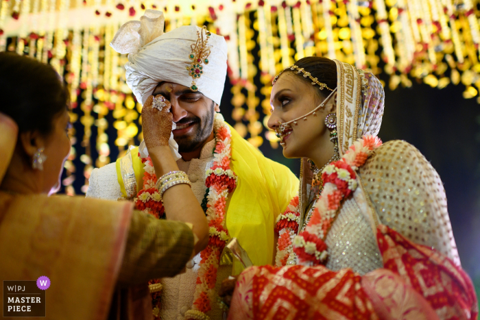 Kothari Garh, boda en Jaipur | La mamá de la novia enjuga las lágrimas del novio en medio de un momento muy emotivo.