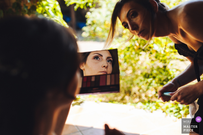 Lugar de la boda de Tenuta di Polline | La novia está revisando su maquillaje antes de la ceremonia.