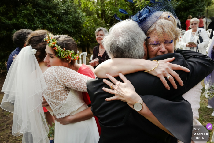 Beziers, France Amour de famille | Photos de câlins le jour du mariage