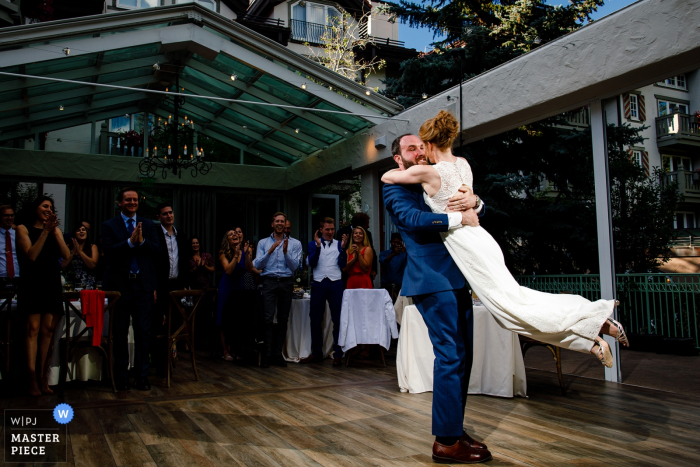 Vail, fotografo di matrimoni CO: lo sposo che solleva la sua sposa durante il loro primo ballo.