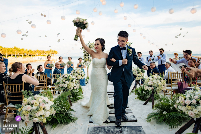 Fotos de ubicación de ceremonia de boda al aire libre en Vietnam | La felicidad de los novios después de la ceremonia.